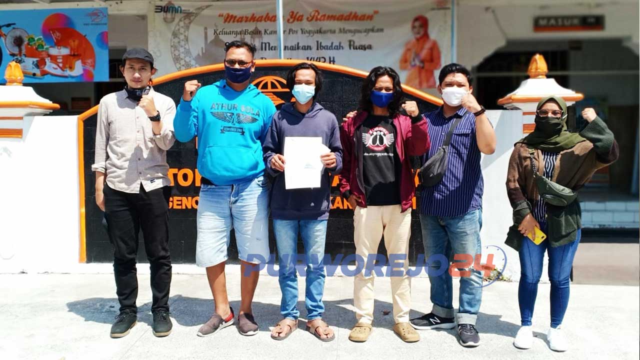LBH Yogyakarta mengadukan Kapolres Purworejo beserta anggotanya melalui kantor Pos Besar Yogyakarta. (Foto Dok LBH Yogyakarta)