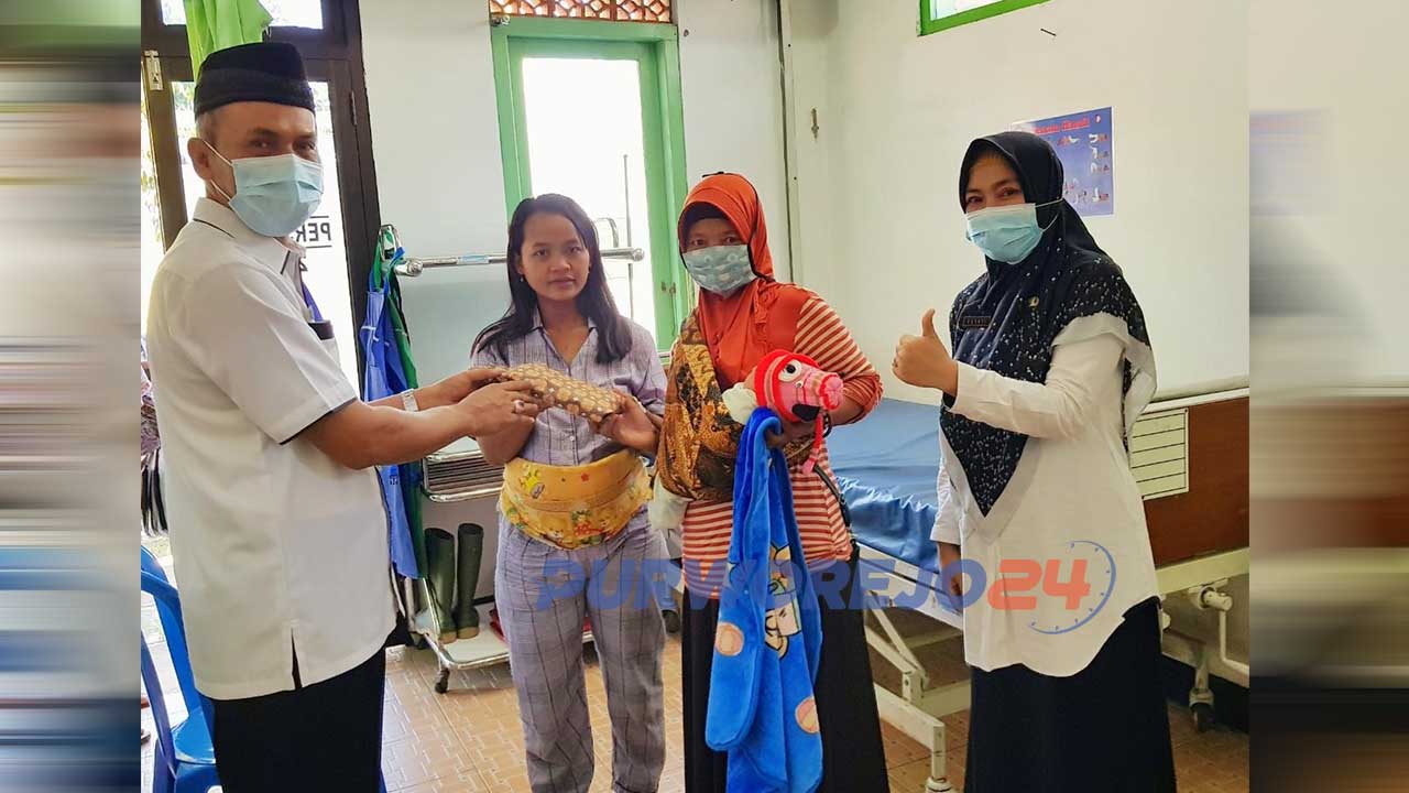 Pemberian hadiah secara simbolik perlengkapan bayi kepada bayi yang lahir di Hari Kartini