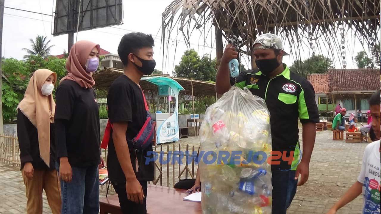 Pengunjung menukar sampah dengan kupon yang nantinya untuk pembayaran makanan maupun barang di Pasar Uwuh