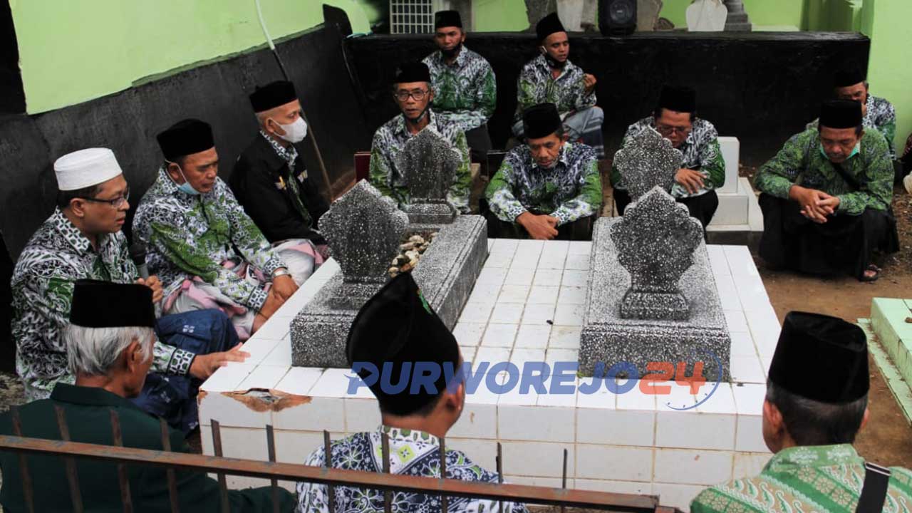 Peserta ziarah di makam Habib Ali di Komplek Makam Masjid Kauman Purworejo.
