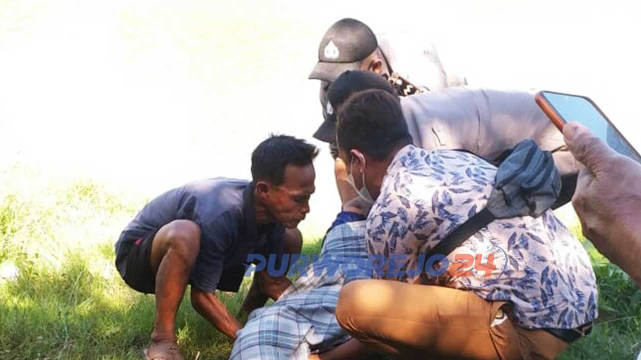 Proses Evakuasi korban tenggelam di aliran sungai Tunggorono, Desa Tunggorono Kecamatan Kutoarjo
