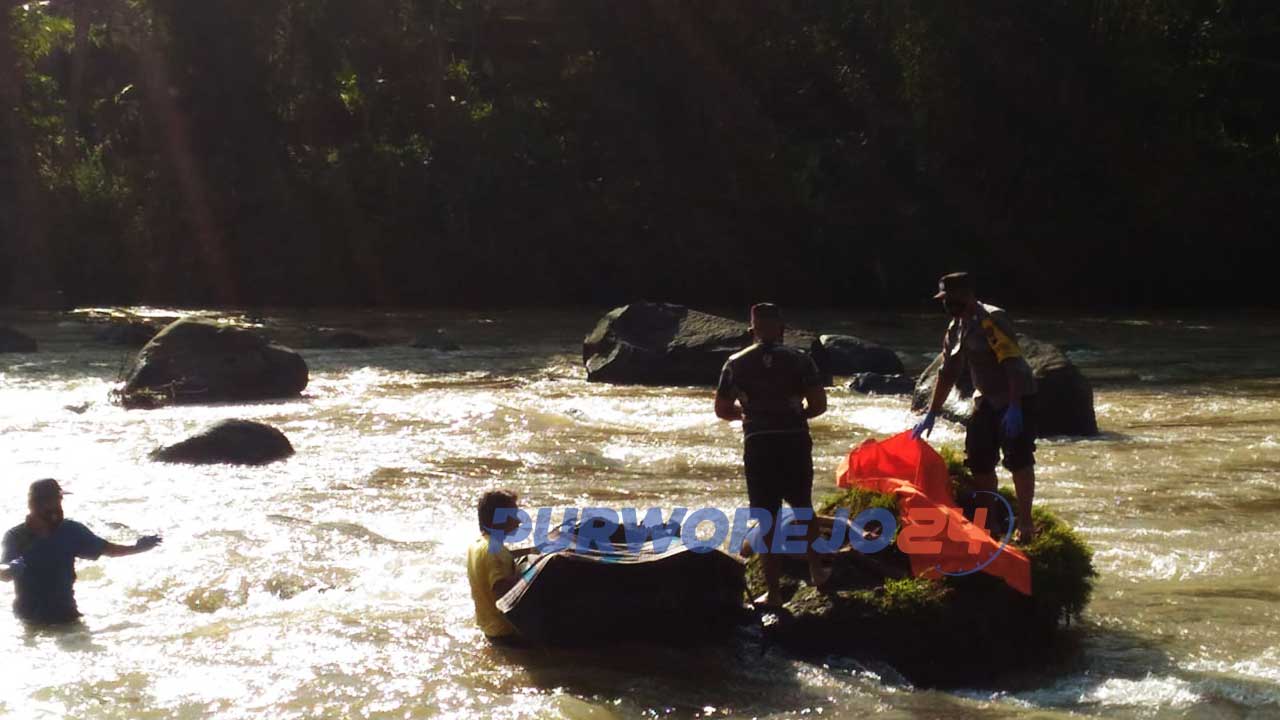 Proses evakuasi sosok mayat perempuan yang ditemukan tergeletak di batu besar di sungai Bogowonto.