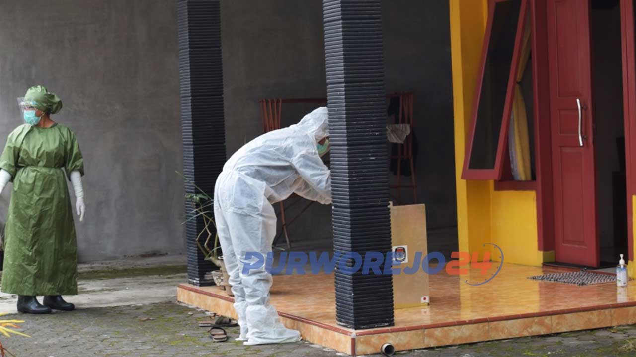 Sama seperti Pilbup 2020, Petugas Pemungutan Suara Pilkades Serentak 2021 petugas akan mendatangi pemilih yang akan melakukan pemungutan suara di rumahnya.