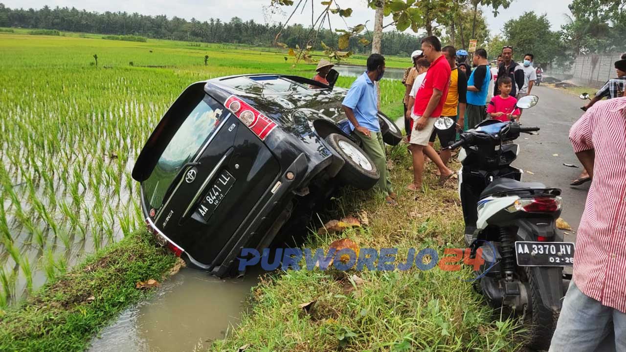 Sebuah mobil masuk ke sawah di Desa Megulung Kidul, Pituruh.