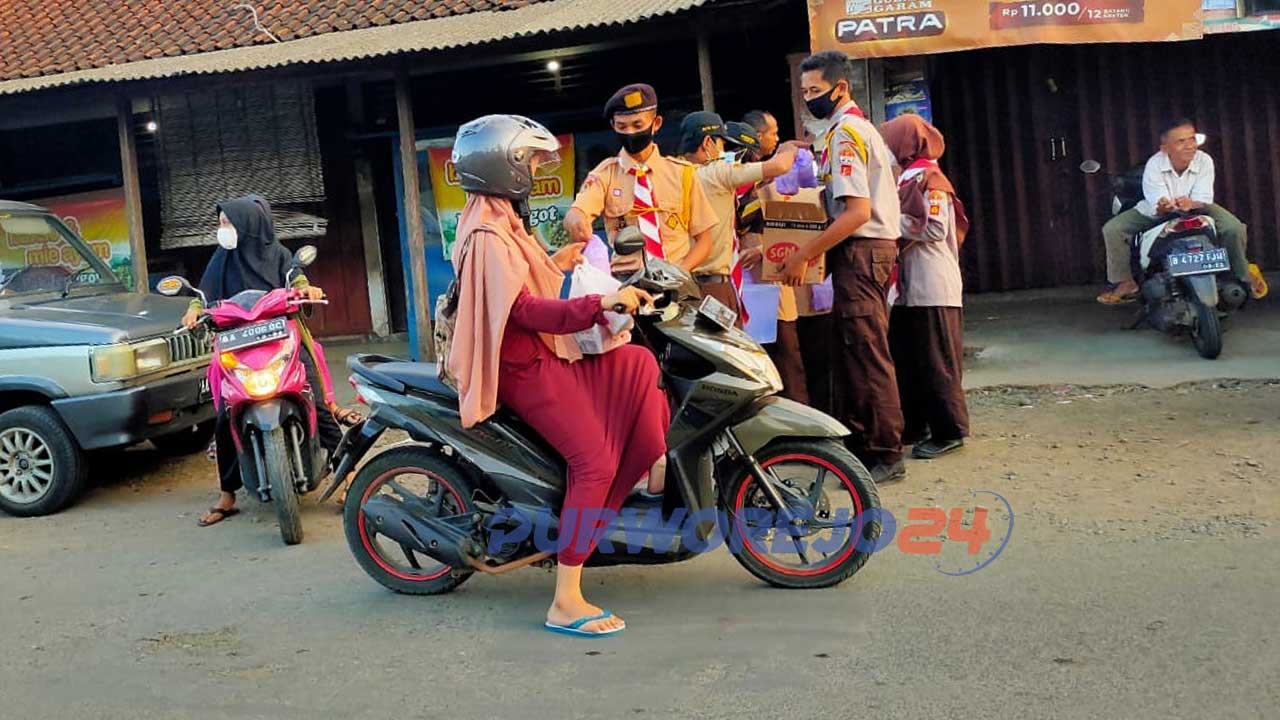 Sejumlah anggota pramuka dari Kwartir Ranting Pituruh membagikan sejumlah takjil di area Pasar Pituruh