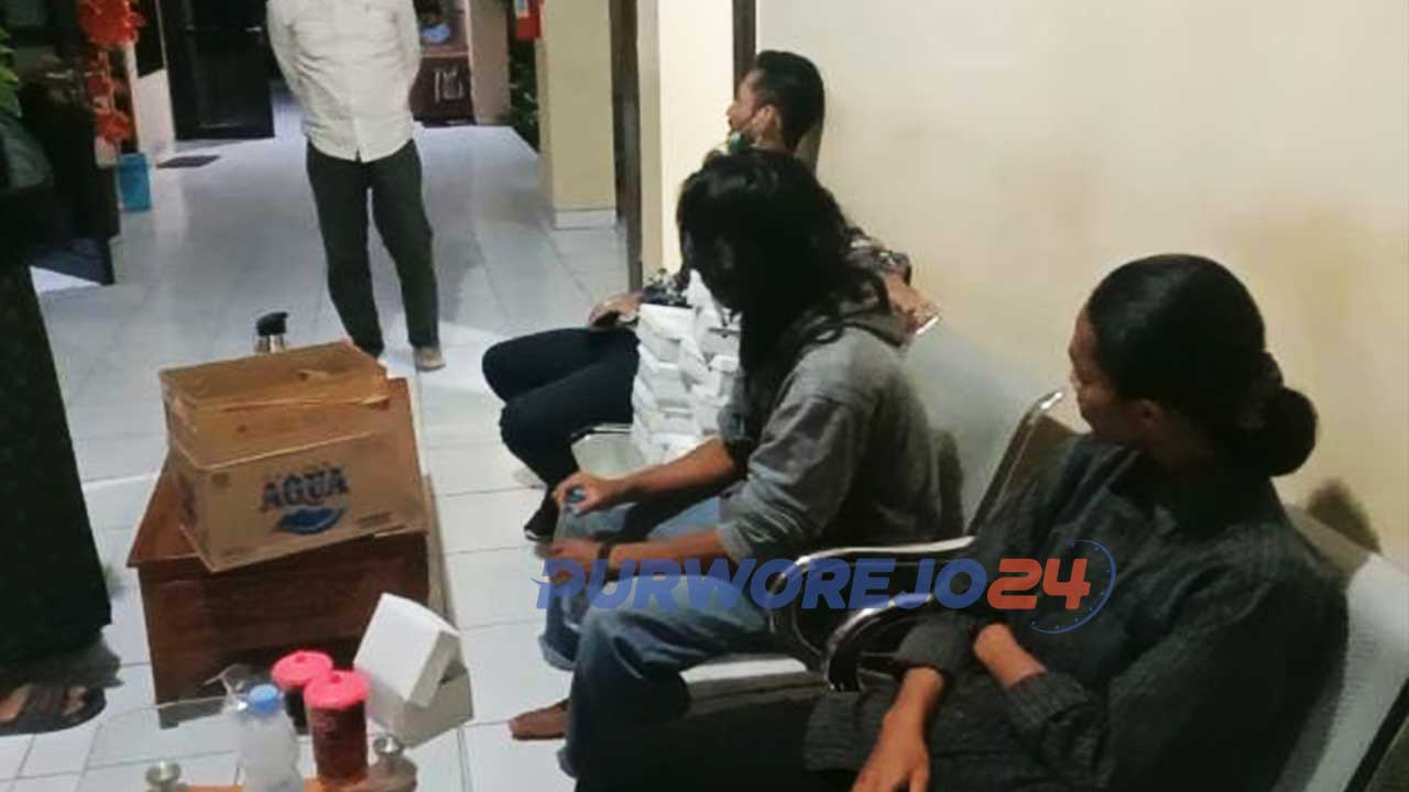 Sejumlah warga menunggu pemeriksaan polisi usai diamankan di Mapolres Purworejo setelah aksi memblokade jalan Desa Wadas pada Jumat siang.