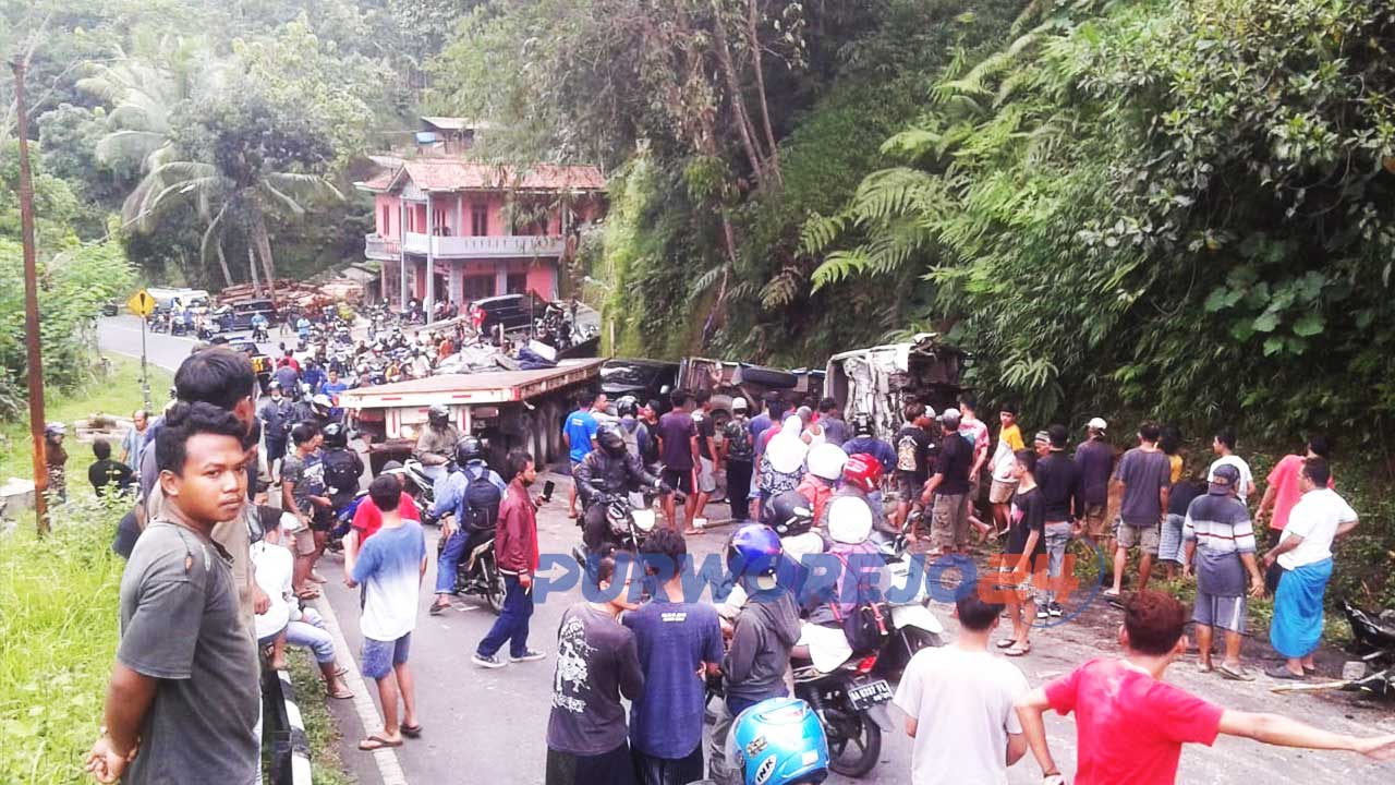 Suasana usai terjadi tabrakan beruntun yang melibatkan 3 kendaraan di tanjakan Kalijambe, Bener Purworejo, Kamis (8/4/2021).