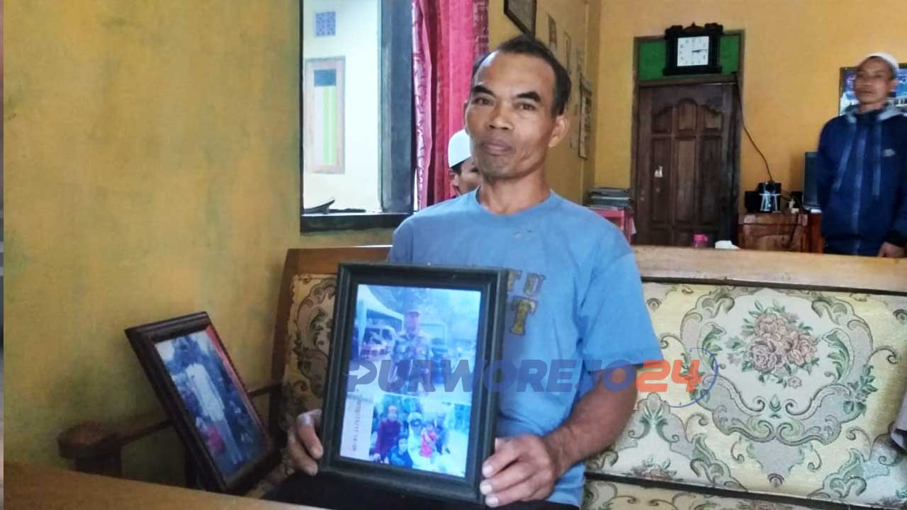 Sukandar menunjukkan foto Sertu Kom Willy Ridwan Santoso
