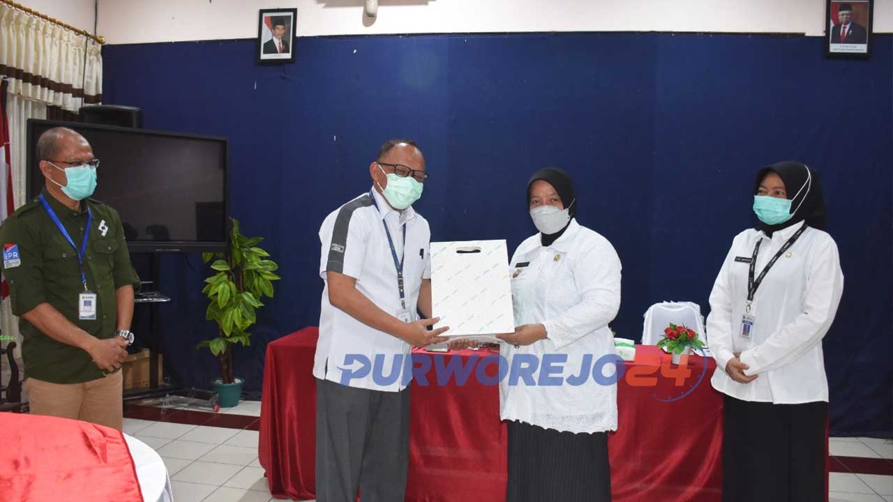 Wakil Bupati Yuli Hastuti menyerahkan cenderamata kepada pejabat lama Pimpinan Cabang PT BPD Jateng Cabang Purworejo, Hanrawan Yudiyanto.