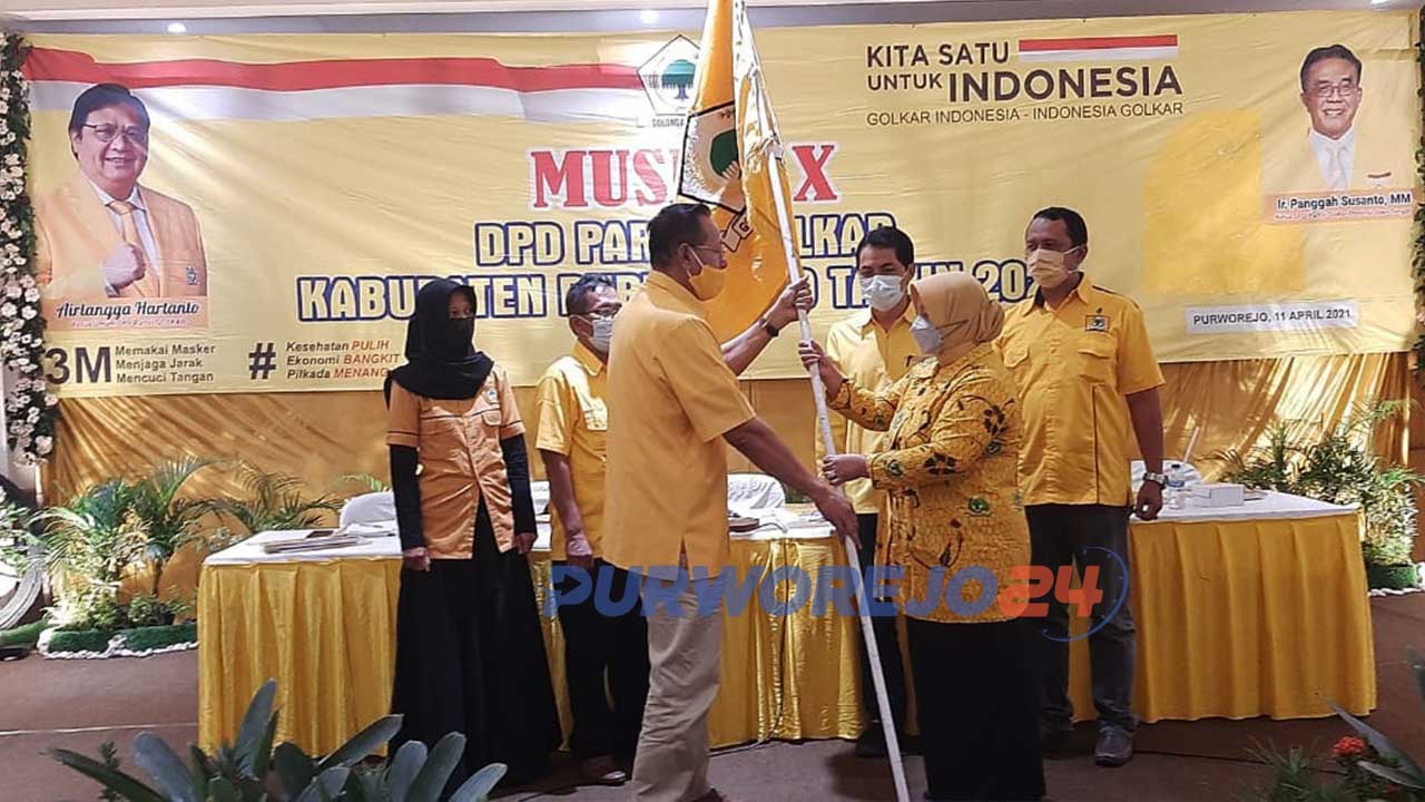 Yuli Hastuti menerima bendera Partai Gokar dari Plt Ketua DPD Golkar Purworejo Muhammad Saleh
