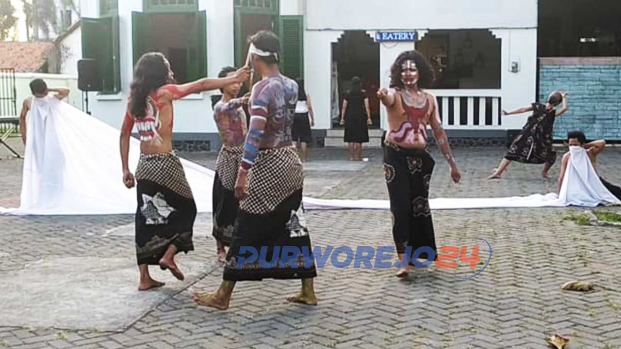 Pagelaran tari berjudul “Potret Pertiwi” oleh Komite Seni Tari menjadi pertunjukan pembukaan Syawalan Seniman Purworejo 2021.