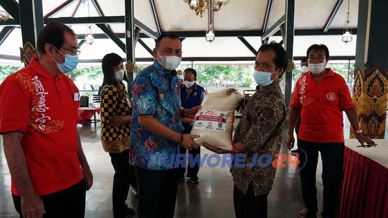 Panitia Imlek Nasional 2021 secara simbolis menyerahkan bantuan sosial peduli Covid-19 berupa beras 20 ton dan 40 ribu masker kepada Bupati Purworejo
