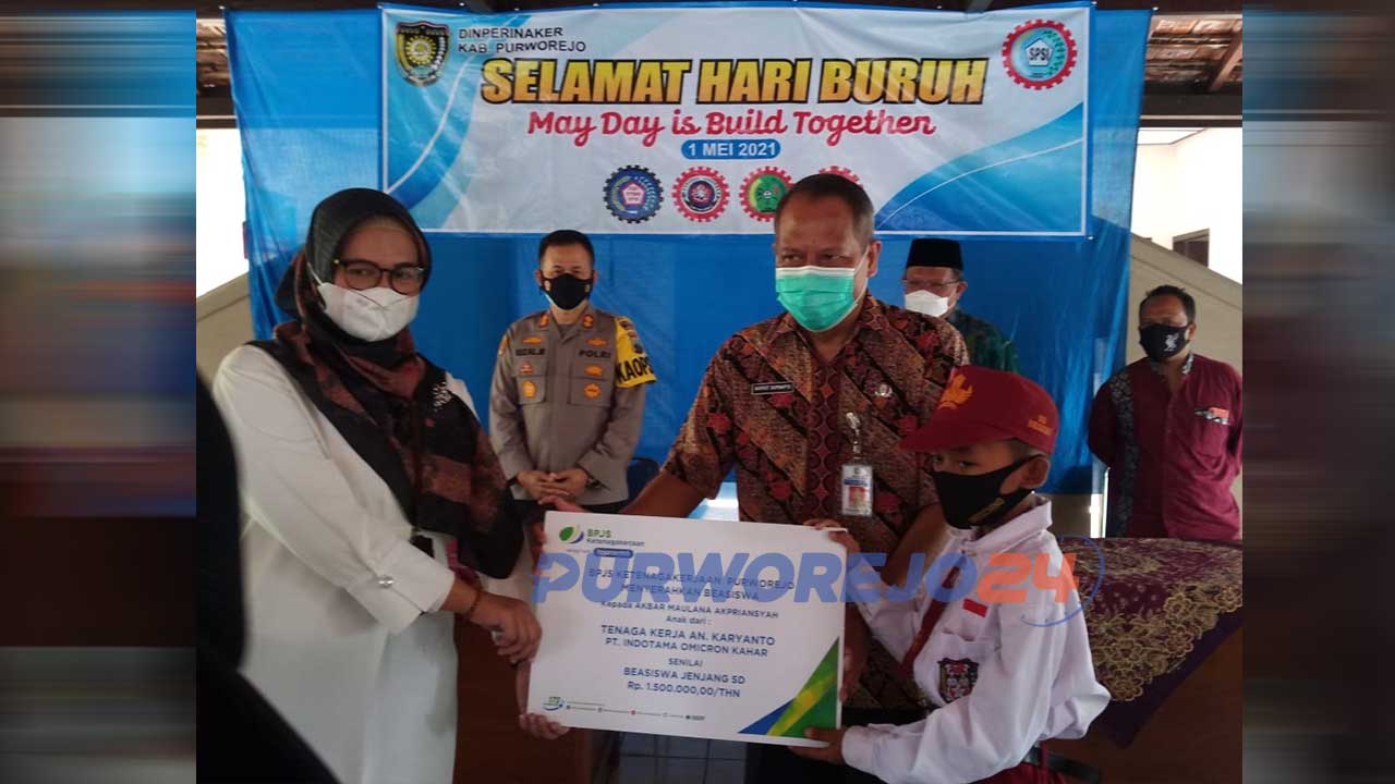 Penyerahan bantuan secara simbolis pada peringatan Maya Day 2021 di Purworejo Jawa Tengah