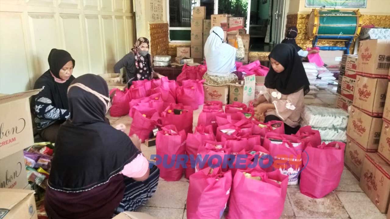 Proses pengemasan bantuan 20.000 sembako gratis yang dibagikan ke 16 kecamatan se-Purworejo.