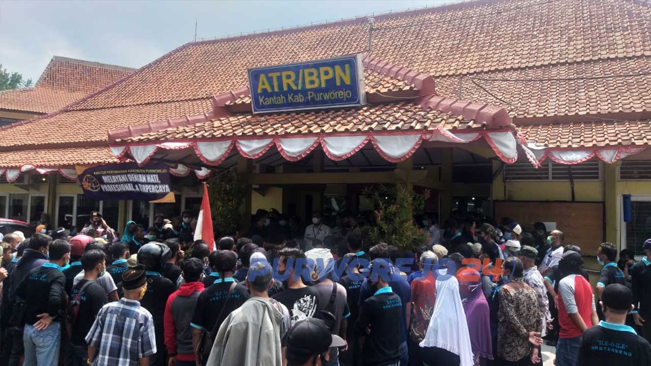 Ratusan warga terdampak Bendungan Bener memadati kantor BPN Purworejo untuk menuntut pembayaran ganti rugi