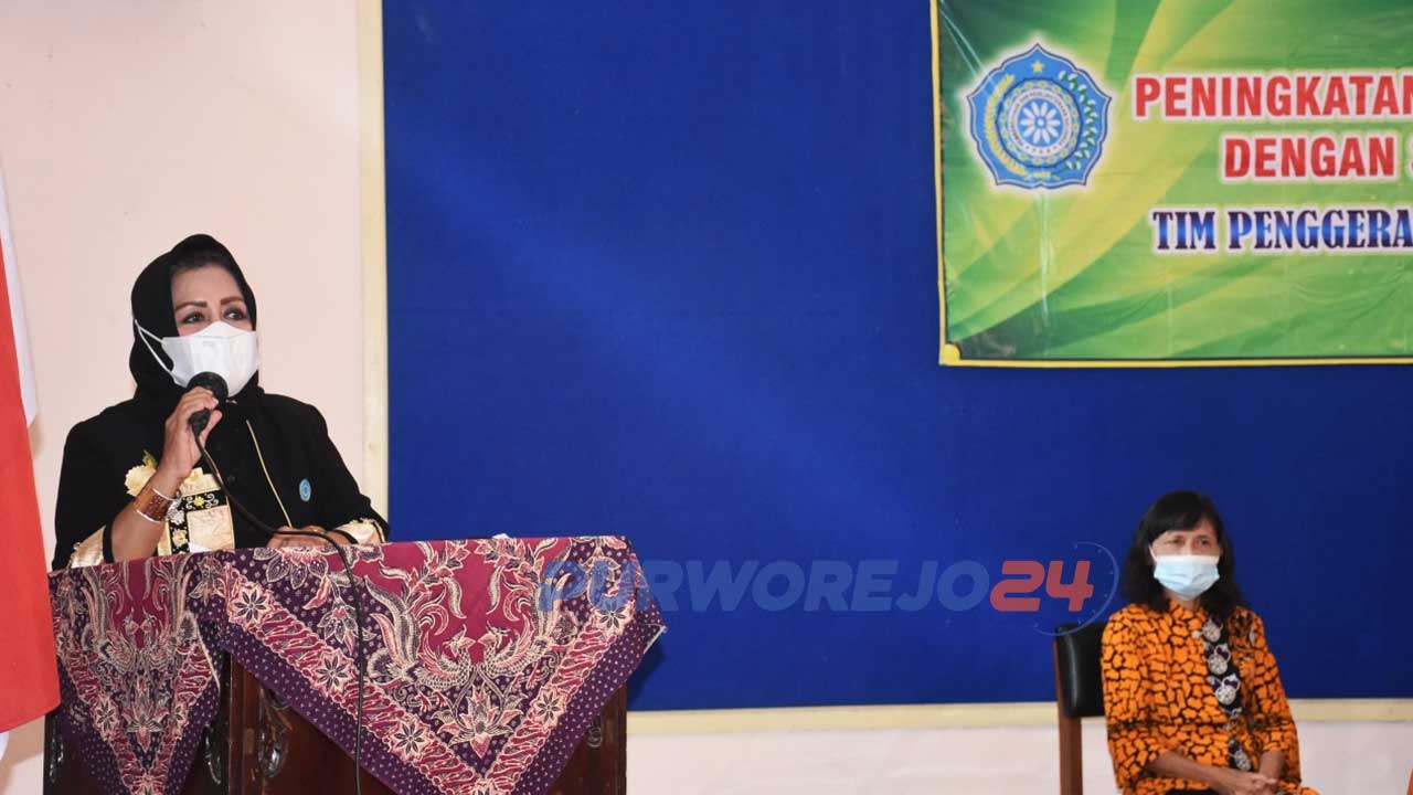 Ketiua TP PK,K Verena saat menyampaikan sambutannya pada kegiatan peningkatan kesehatan masyarakat dengan sosialisasi stunting di aula kantor PKK kabupaten Purworejo