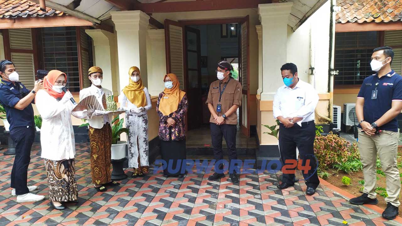 Menteri Pariwisata dan Ekonomi Kreatif RI, Sandiaga Salahuddin Uno napak tilas jejak sejarah sang kakek di SMA N 7 Purworejo