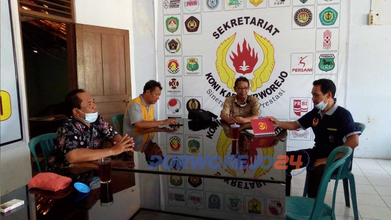 Para pengurus KONI melakukan koordinasi bersama tim penjaringan terkait kesiapan Musorkablub di kantor KONI Purworejo, Rabu (4/6/2021).