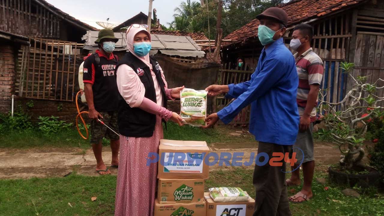 Patnership bersama Humas ACT Purworejo menyalurkan bantuan kepada warga terpapar Covid-19 melalui Satgas Jogo Tonggo di RT 02 RW 02 Kledung Karangdalem
