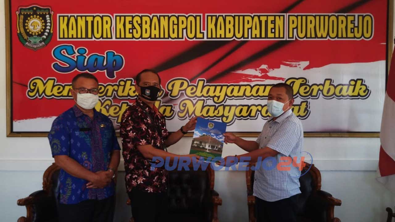 Penyerahan SKT PWI Purworejo secara simbolis dilakukan oleh Kepala Kantor Kesbangpol Purworejo, Drs Bambang Sadyo Hastono MH, kepada Ketua PWI Purworejo Aris Himawan SH.
