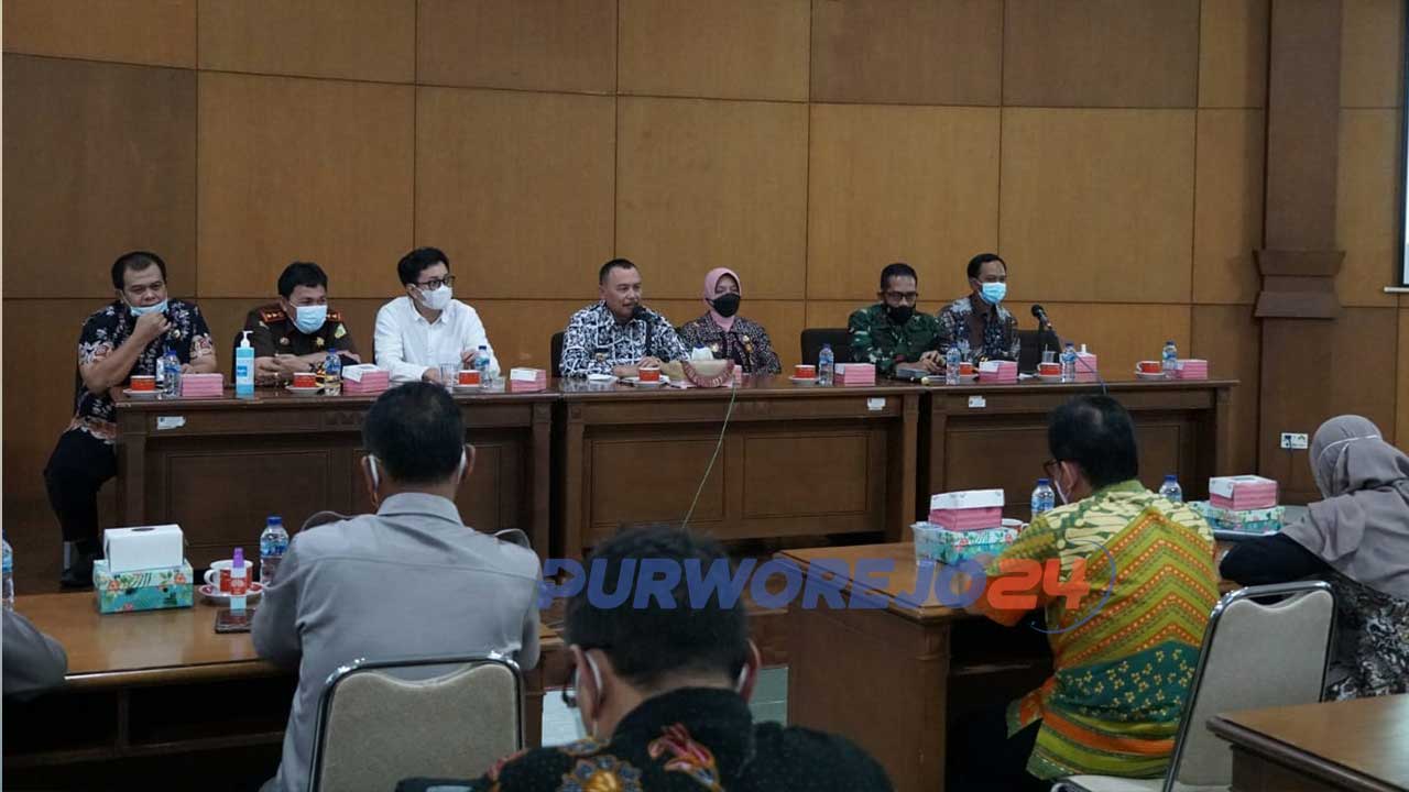 Rapat koordinasi penanganan Covid-19 yang dipimpin Bupati Purworejo H Agus Bastian, Kamis (10/6/2021)