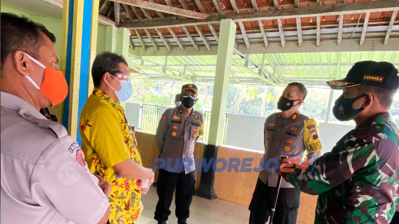 Satgas Covid-19 Kabupaten Purworejo saat meninjau desa Brenggong