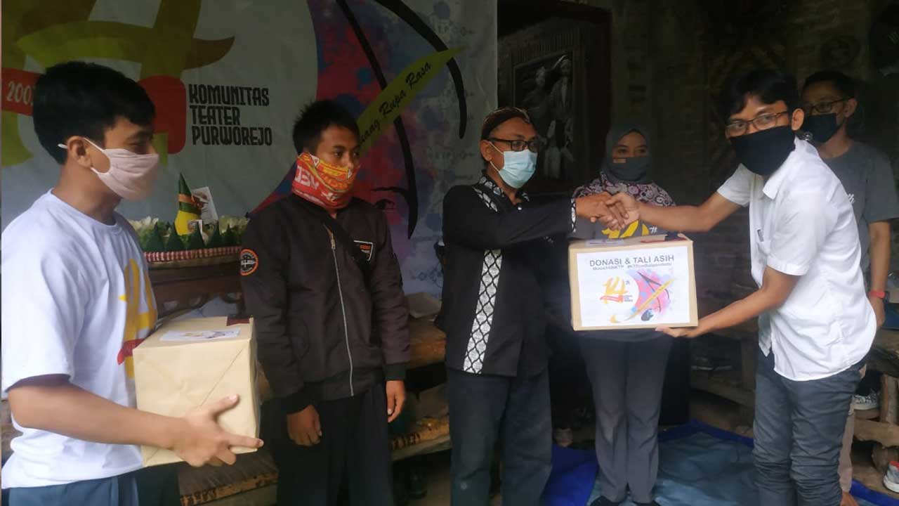 Secara simbolis panitia membagikan tali asih kepada warga terdampak covid-19