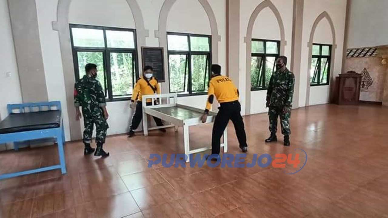 Sejumlah petugas menyiapkan tempat isolasi terpusat di gedung PGRI Pituruh
