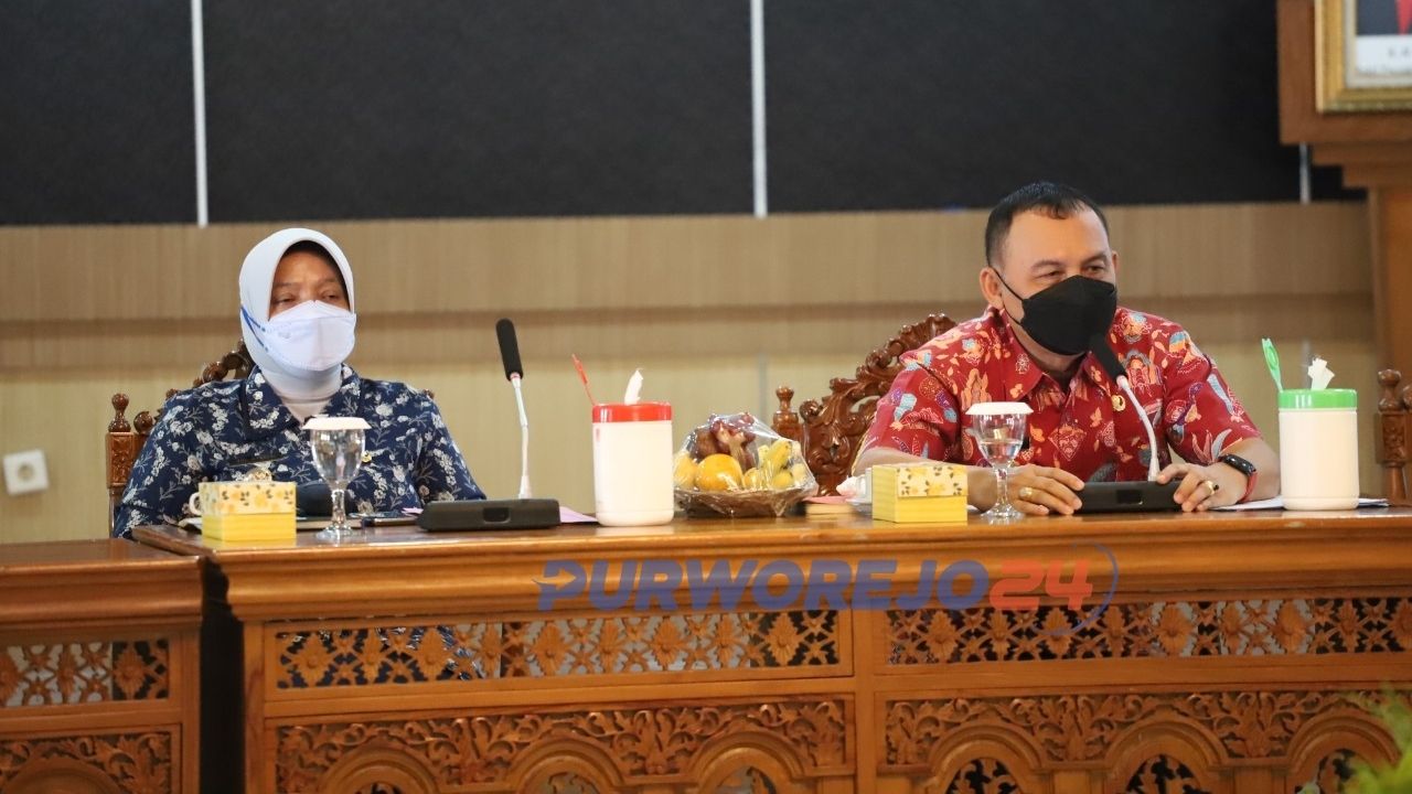 Bupati menyampaikan arahan saat rapat