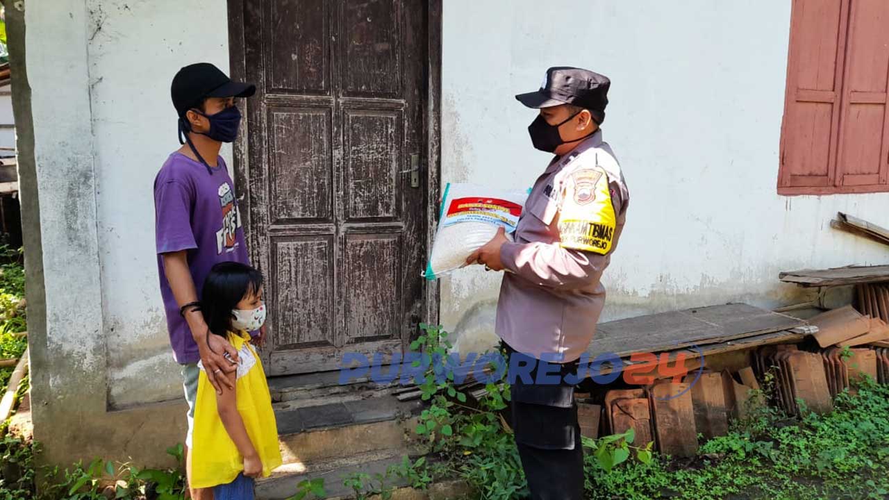 Polres Purworejo membagikan beras kepada warga yang isolasi mandiri