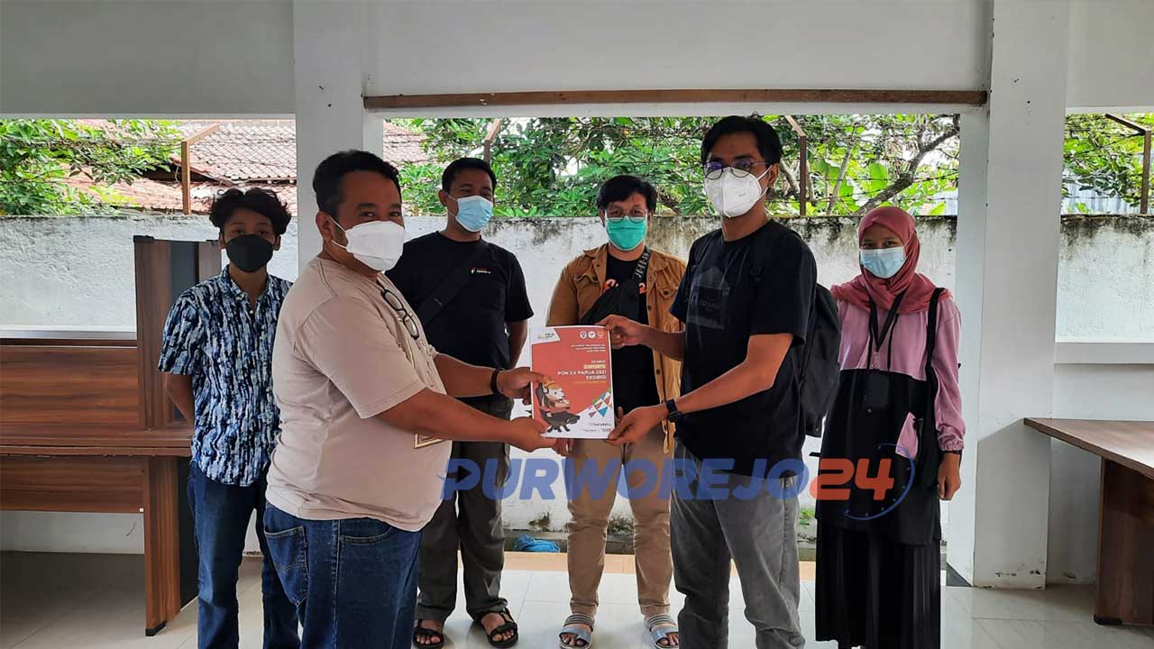 Ketua PBESI Purworejo secara simbolis menyerahkan petunjuk teknis PON XX Papua kepada perwakilan atlet