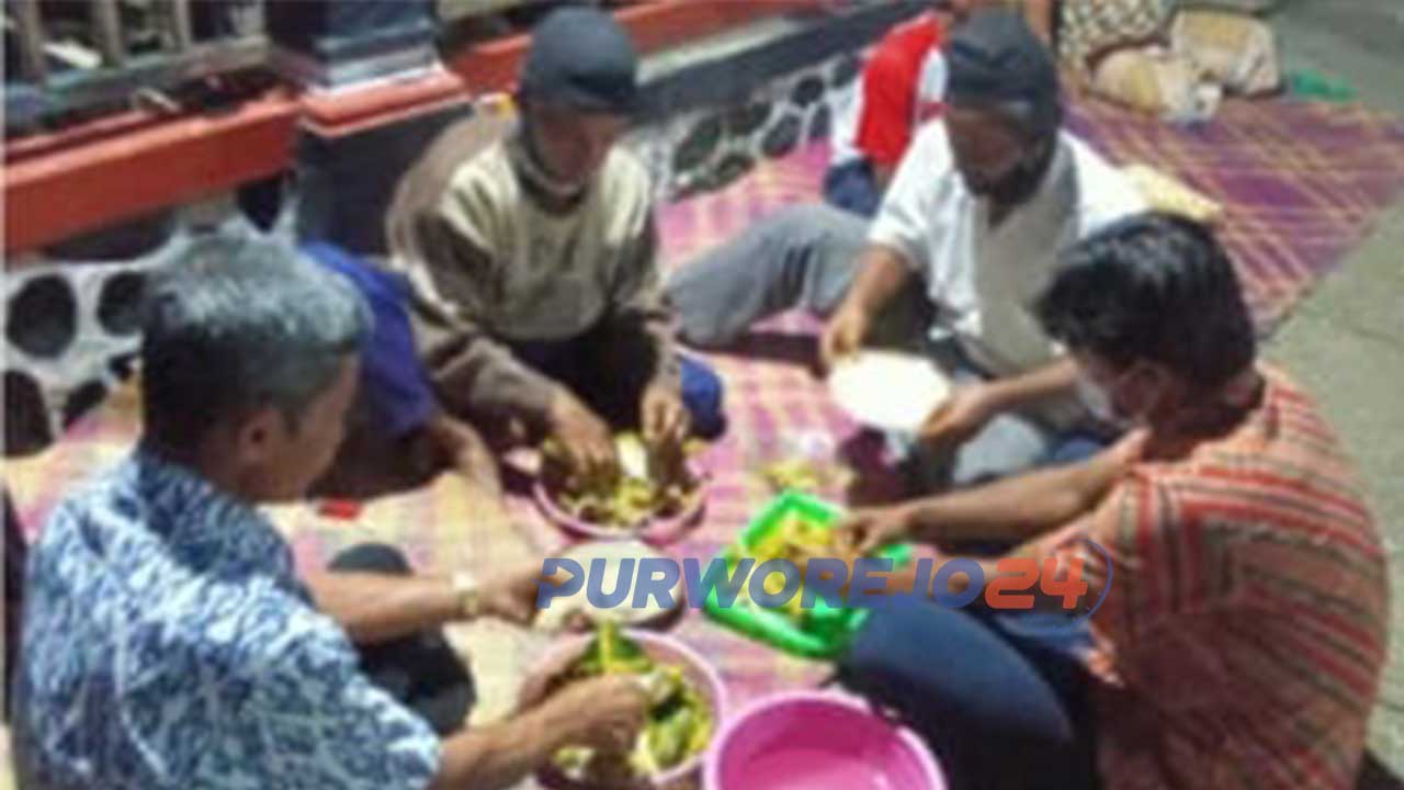 Masyarakat Dusun Jaken 2 Desa Semawung, Purworejo gelar Kembul Bujana peringati Malam Tirakatan HUT RI ke-76.