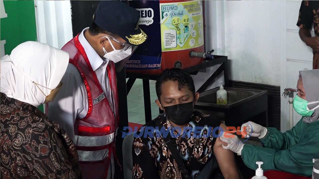 Menteri Perhubungan Budi Karya Sumadi bersama Wakil BUpati Hj Yuli Hastuti saat meninjau kegiatan vaksinasi massal di Bagelen, Purworejo