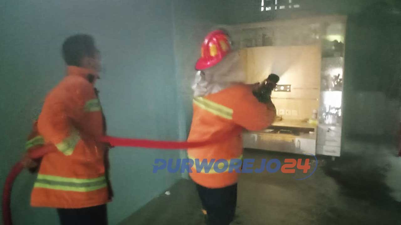 Pemadaman kebakaran oleh Damkar Purworejo