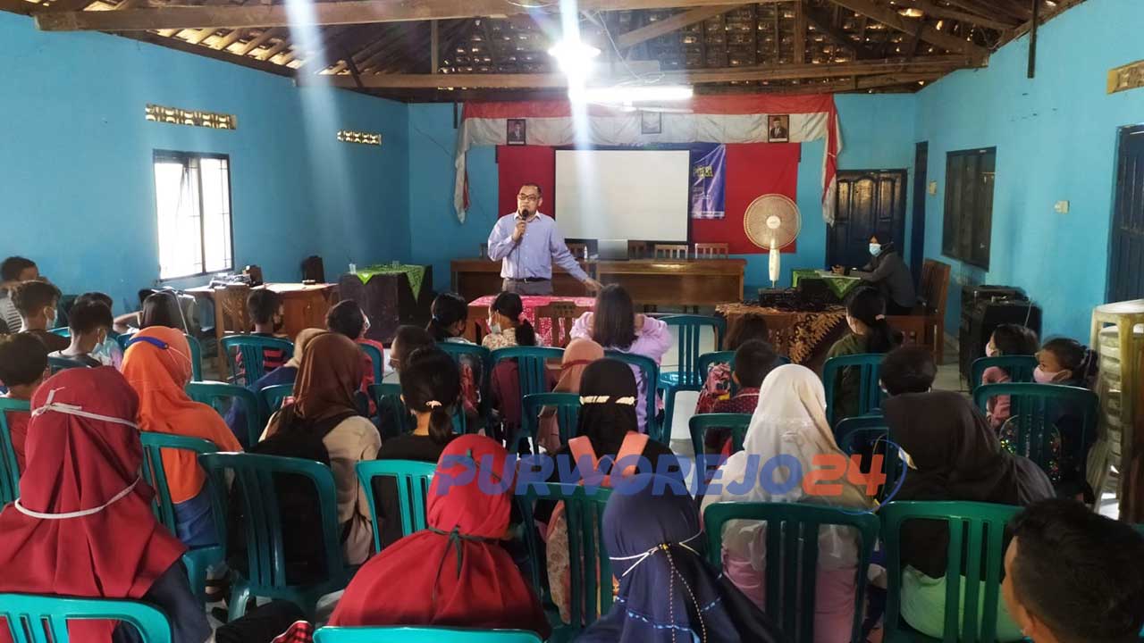 Penggagas Program Gubug Pintar, Budi Winarso S.Psi.MH saat berinteraksi dengan peserta di aula Balai desa Sumberejo, Kecamatan Purwodadi,