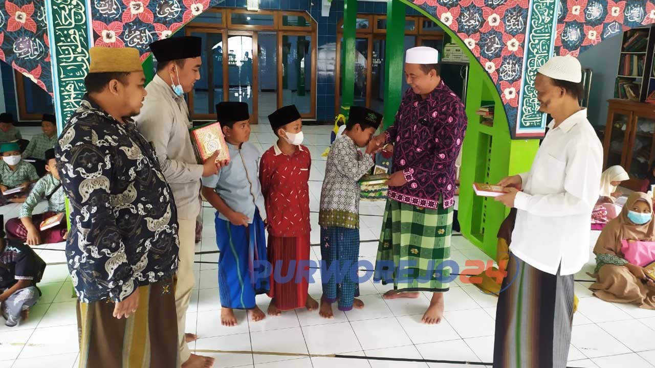 Secara simbolis Komunitas Jalan kita dan DRW skincare menyantuni anak yatim dan memberikan Al Quran