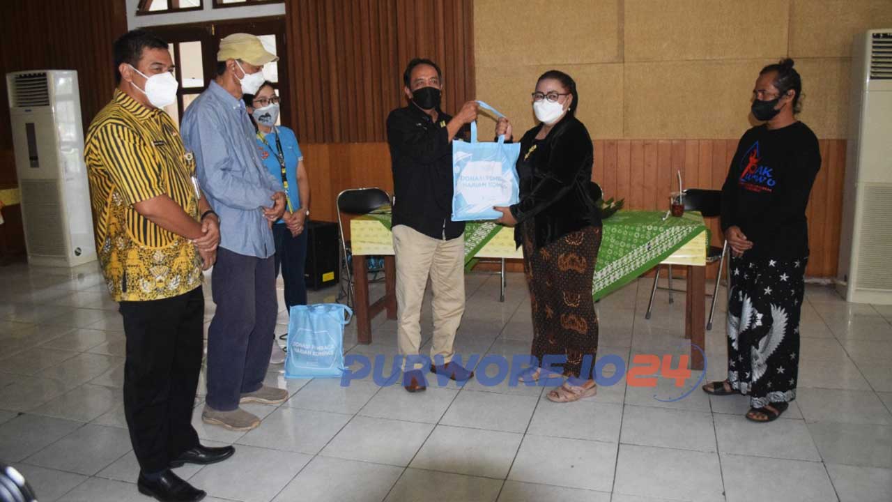 Tim Kompas Gramedia Jogjakarta menyerahkan bantuan DKK kepada perwakilan seniman terdampak pandemi di Gedung Kesenian WR Supratman Purworejo, Kamis (26/8/2021)