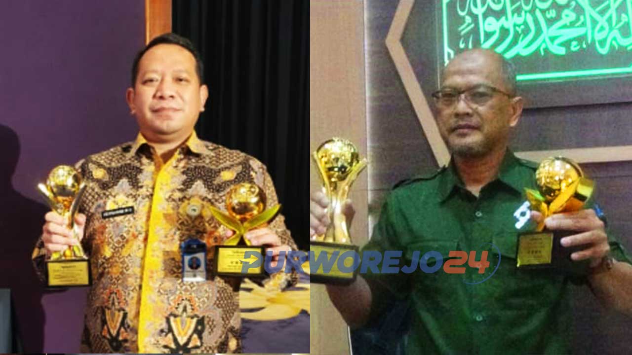 Direktur PDAM Perwitasari Purworejo, Hermawan Wahyu Utomo dan Dirut Bank Purworejo Wahyu Argono Irawanto menunjukkan tropi penghargaan Top BUMD Award 2021 Bintang 4 dan Top CEO BUMD 2021