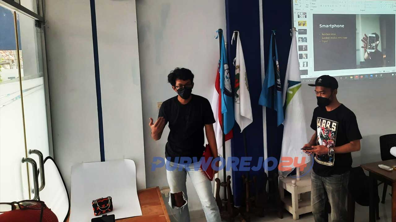 Dua pemateri berbagi ilmu dalam Kelas Foto Produk dan Pelatihan Pemasaran Online bagi belasan UMKM Jahit Purworejo