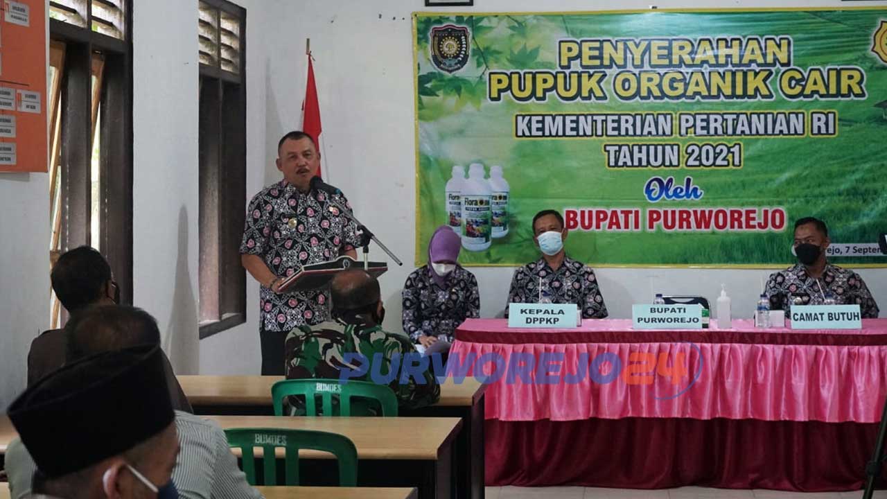 Kementerian Pertanian memberikan bantuan pupuk hayati (organik) cair kepada petani Purworejo