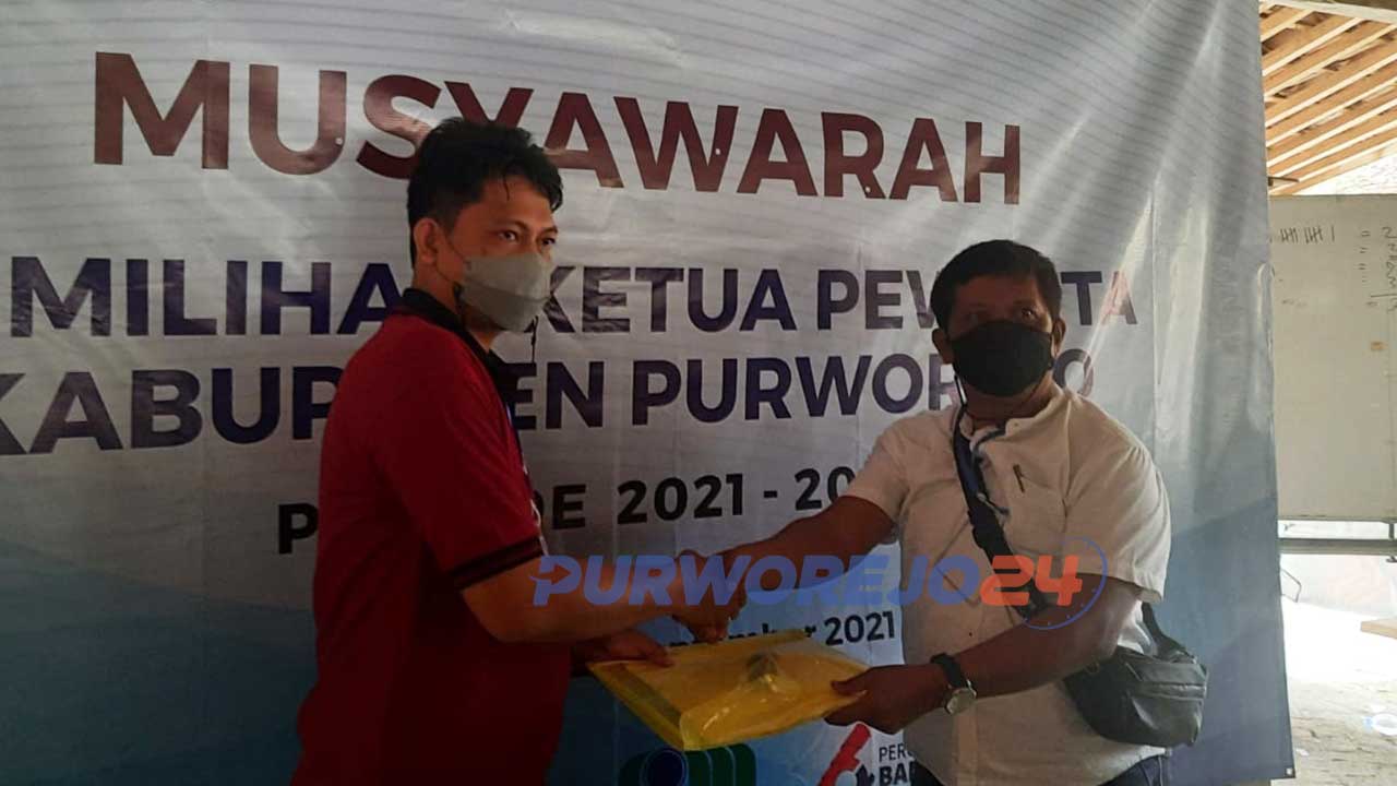 Ketua Pewarta demisioner Edy Suryana secara simbolis menyerahkan jabatan kepada Ketua Pewarta Terpilih Jarot Sarwosambada