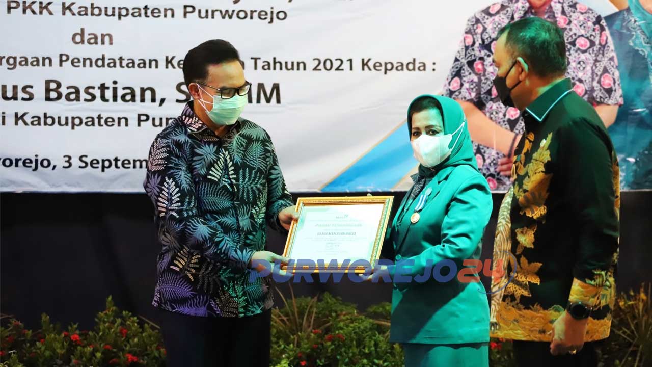 Ketua Tim Penggerak PKK Kabupaten Purworejo Hj Fatimah Verena Prihastyari menerima penghargaan Manggala Karya Kencana dari Kepala BKKBN RI Hasto Wardoyo, Jum’at (3/9/2021)