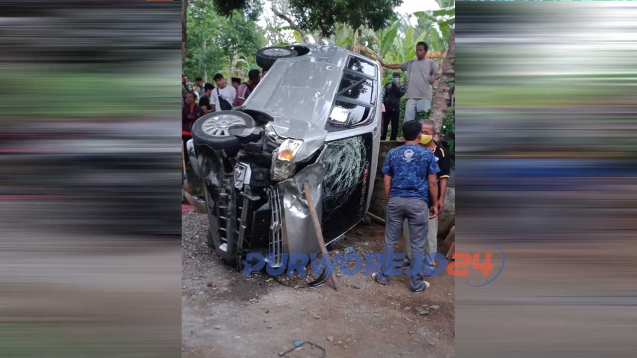 Mobil Susuki APV mengalami kecelakaan di Jalan Krandon - Nglaris kecamatan Bener Kabupaten Purworejo, Rabu (29/09/2021) petang.