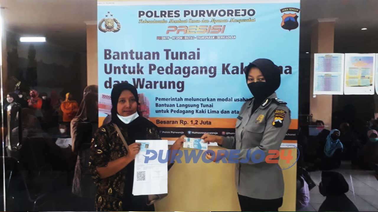 Penyaluran Bantuan Tunai untuk Pedagang Kaki Lima dan Warung (BTPKLW) di Mapolres Purworejo, Jumat 24/09/2021)