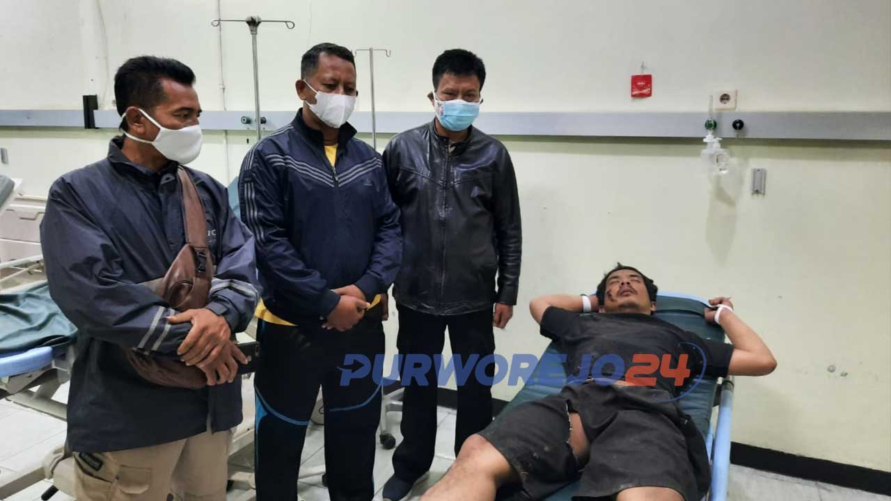 membawa Debul ke Rumah Sakit Umum Daerah (RSUD) Tjitrowardoyo Purworejo guna penanganan medis