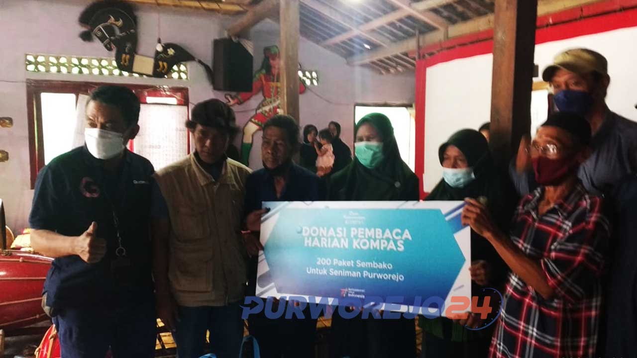 Tim Kompas Gramedia menyerahkan bantuan DKK kepada perwakilan seniman di Sekretariat Perkumpulan Organisasi Kesenian Karawitan dan Pedhalangan “Wargo Utomo” Desa Brenggong RT 3 RW 3 Kecamatan/Kabupaten Purworejo.
