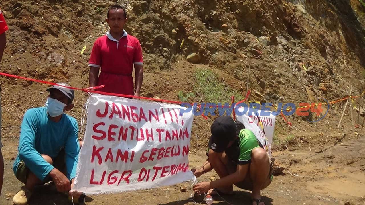 Warga melakukan pematokan pada lahan proyek Bendungan Bener