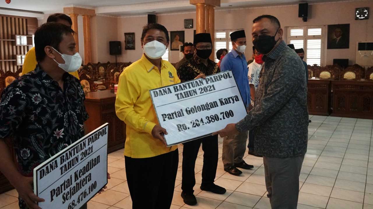 Bupati Purworejo secara simbolis menyerahkan Bantuan Dana Parpol tahun 2021 kepada perwakilan partai.
