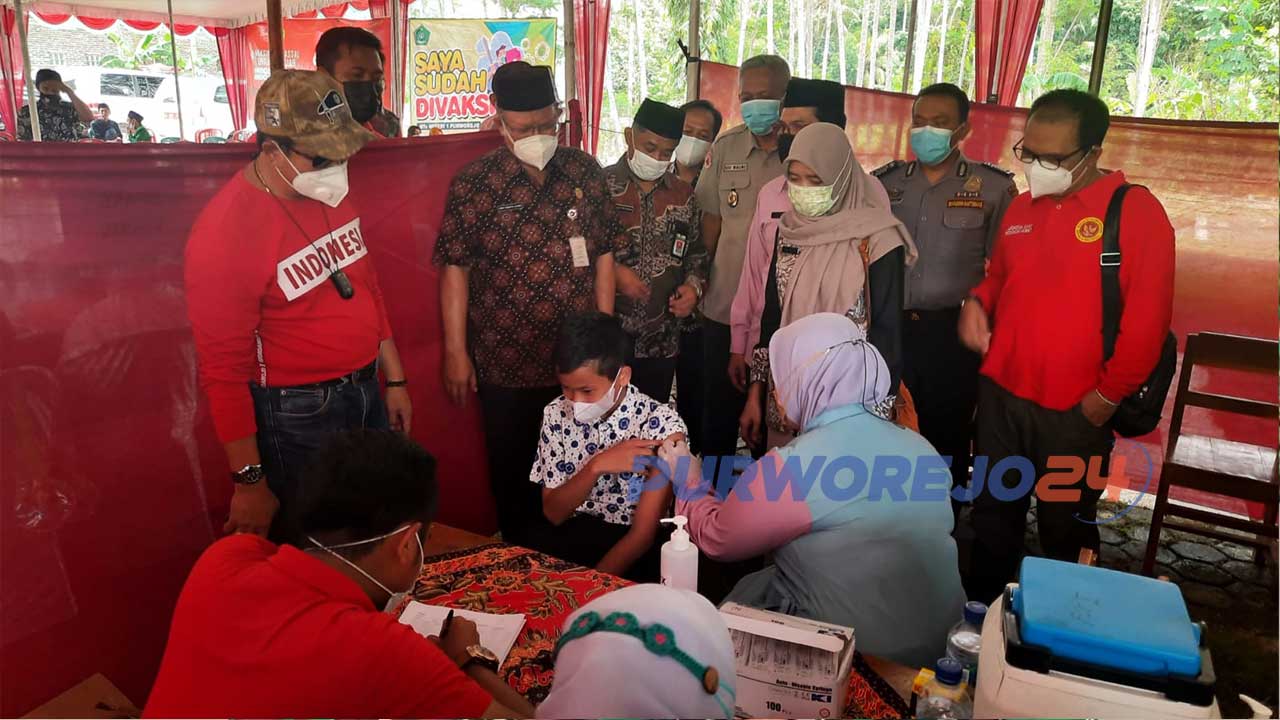 Kepala BIN Jawa Tengah, Brigjen TNI Sondi Siswanto tengah memantau vaksinasi di MTs N Keseneng