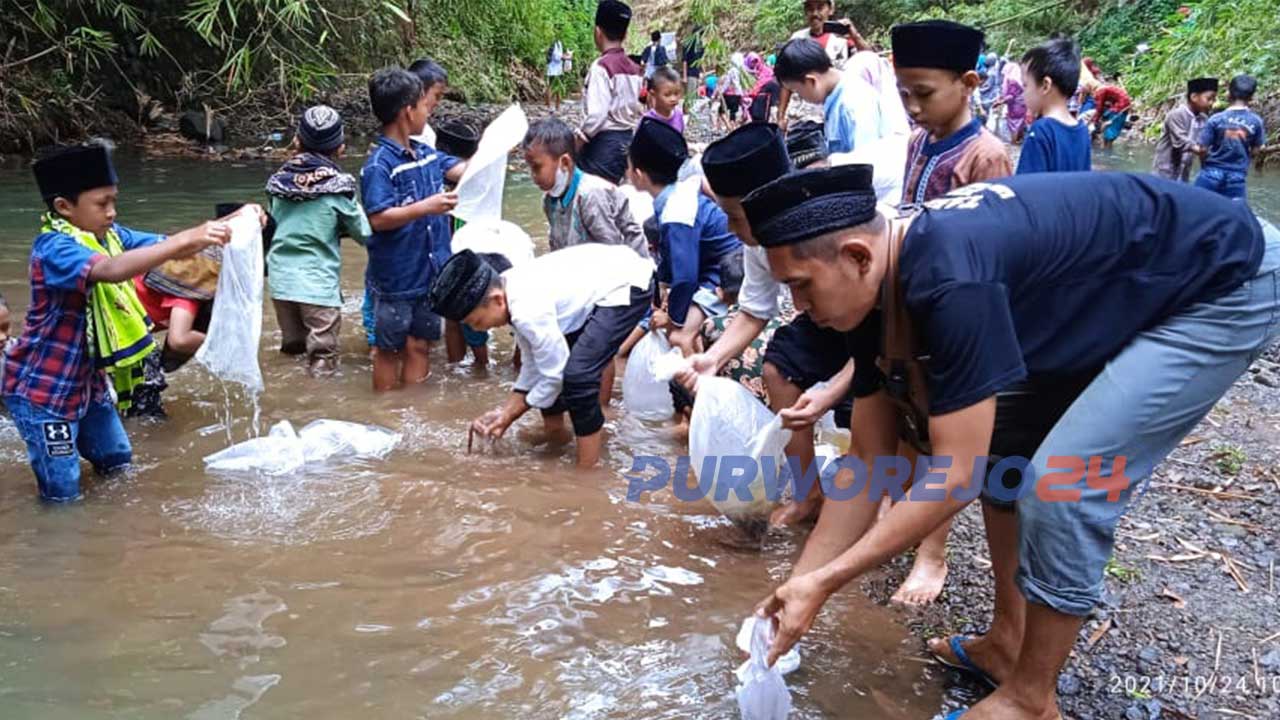 Masyarakat dan santri Desa Seren tebar ribuan benih ikan